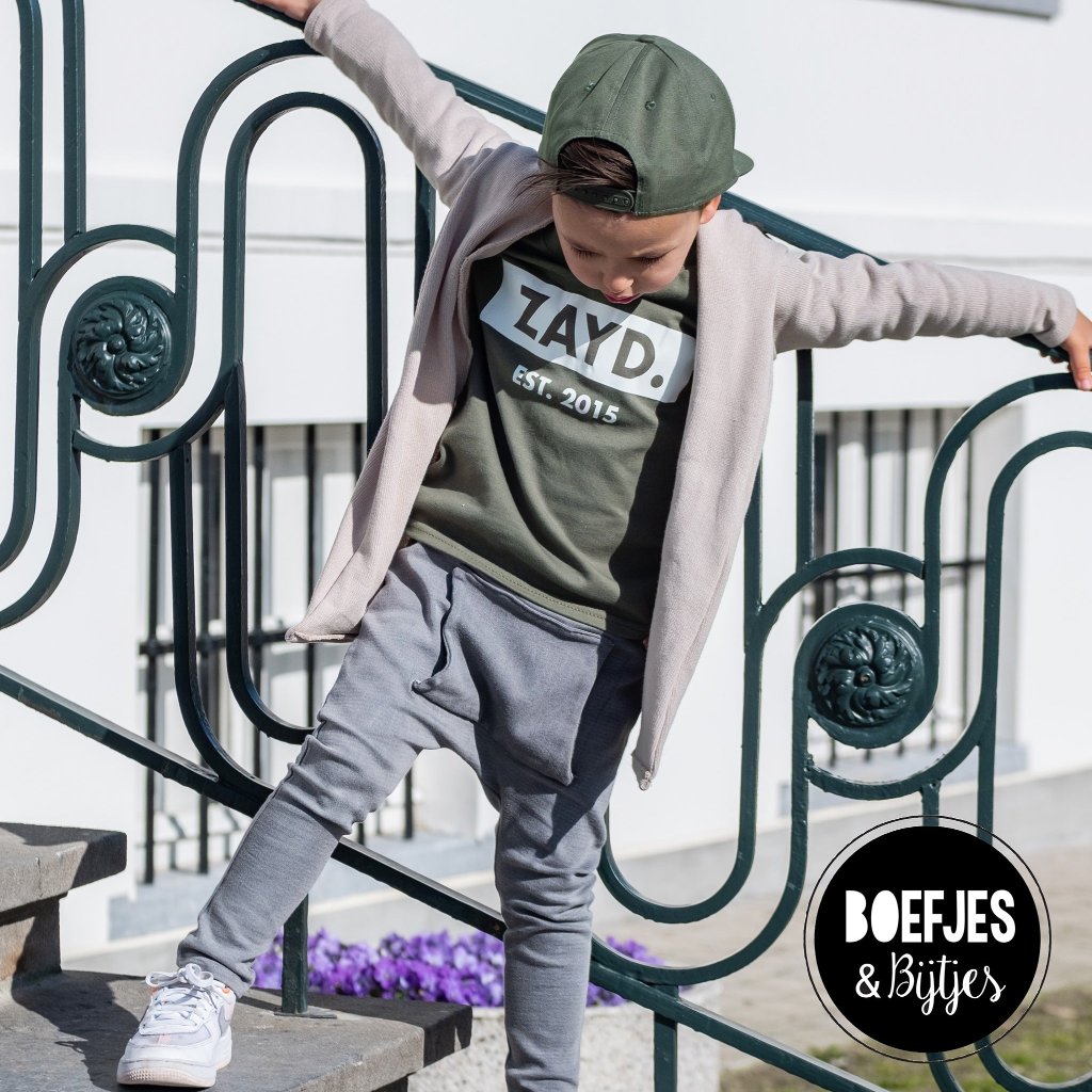 Gepersonaliseerd naamshirt met naam en geboortejaar. Naam shirt voor jongens. Kraamcadeau zwangerschap zwangerschapsaankondiging. Unieke jongenskleding