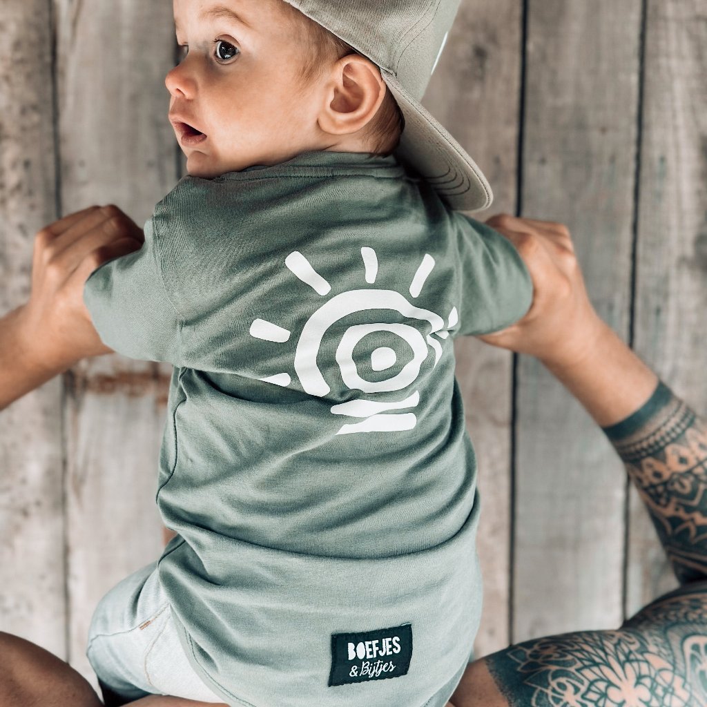 longsleeve met print op de rug. Rugprint. Beachy uniek surfshirt surfkleding. Zomerkleding winterkleding jongens Naampet Namecap Pet met naam