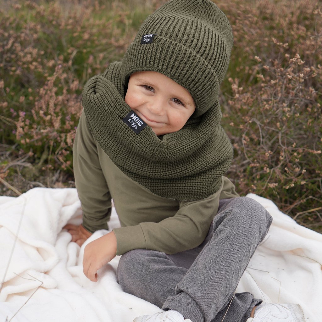 Gebreide colsjaal sjaal kindersjaal naturel zand taupe bruin groen legergroen army. Toffe grote sjaal voor kinderen. Warme colsjaal lifehack knitted knitwear beanie muts winterkleding winteroutfit boefjes en bijtjes