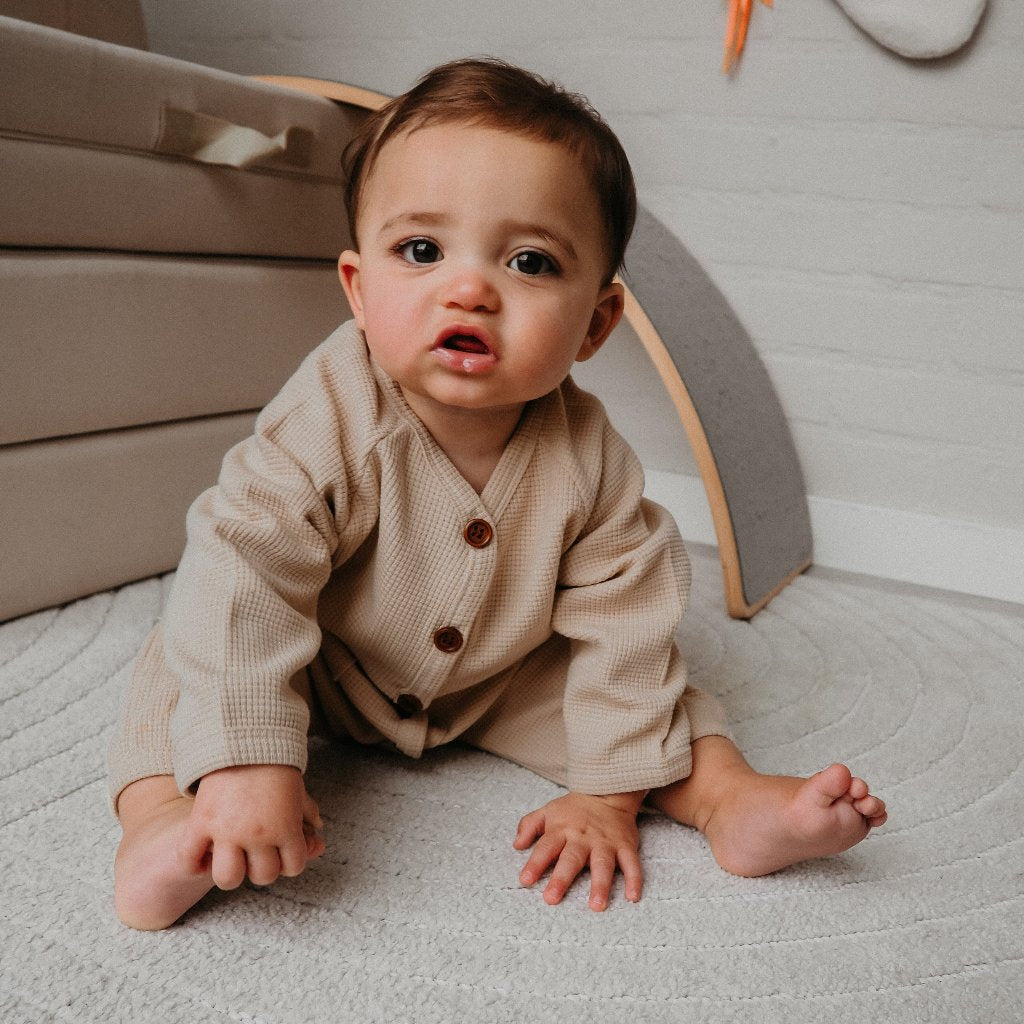 Hoe tof is dit boxpakje met wafel stof en prachtige walnoot knoopjes!
Dit pakje is mooi afgewerkt en is soepel en zacht voor de huid van je baby.
Super leuk om te geven als kraamcadeau of verjaardagscadeau.
Dit boxpakje is ieder seizoen te dragen, ideaal!