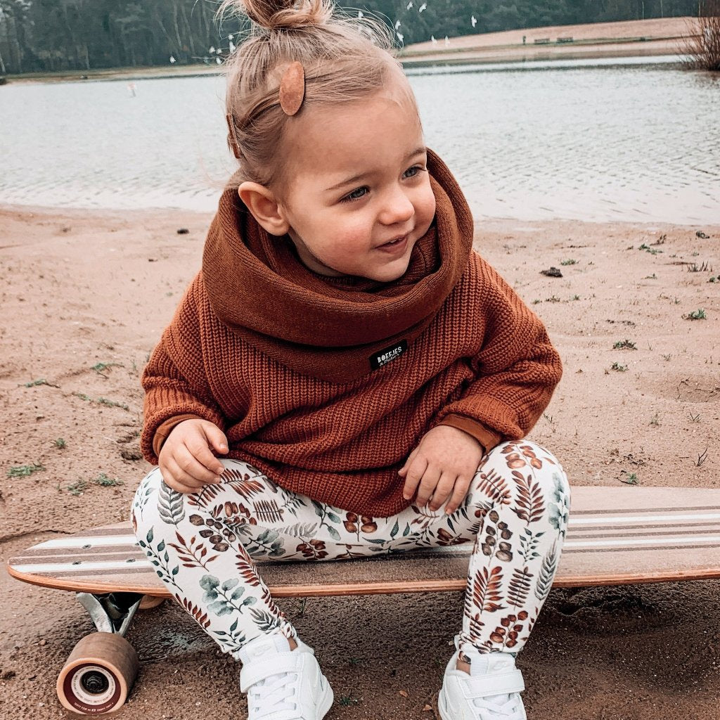 Meisjes broekje met bloemen. Meisjes mode van dit moment. lang flared broekje voor lange benen. Broekje met wijde pijpen. Stretch broekje met bloemen.