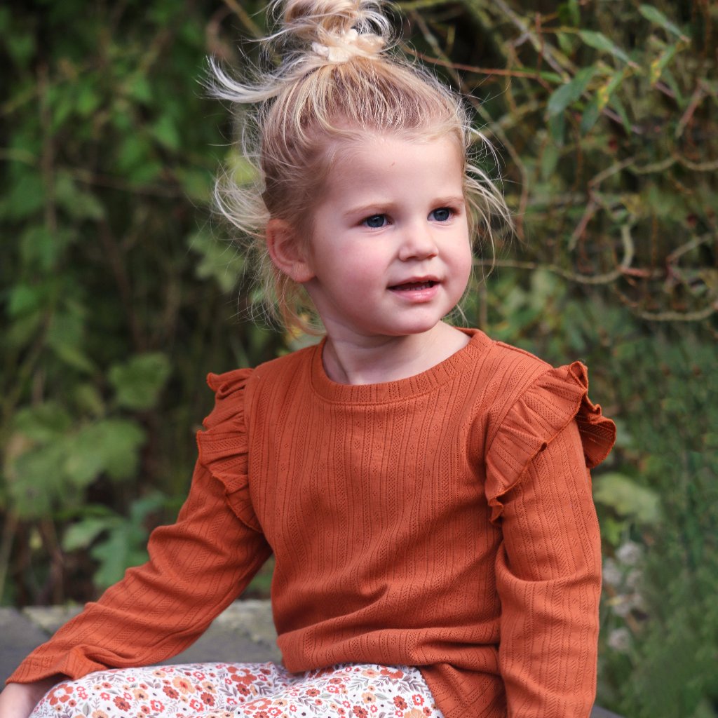 Pointelle ruffel ruffle shirtje, lange mouw. Herfstkleding winterkleding meisjeskleding Boefjes en Bijtjes