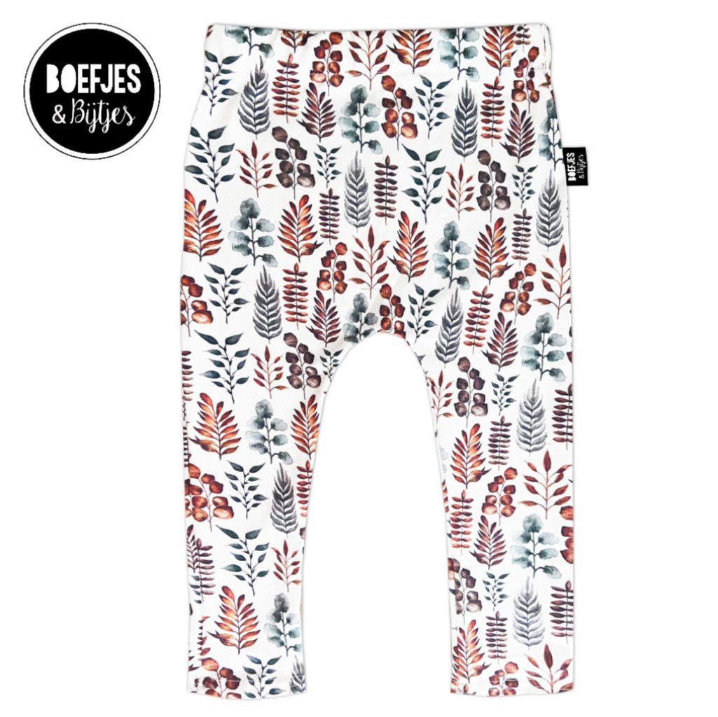 Meisjes broekje met bloemen. Meisjes mode van dit moment. lang flared broekje voor lange benen. Broekje met wijde pijpen. Stretch broekje met bloemen.