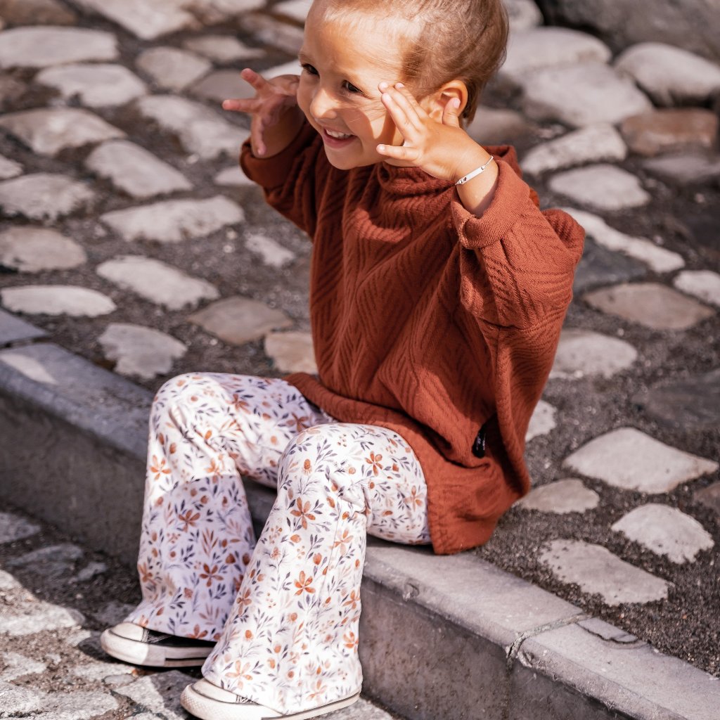 Meisjes broekje met bloemen. Meisjes mode van dit moment. lang flared broekje voor lange benen. Broekje met wijde pijpen. Stretch broekje met bloemen.