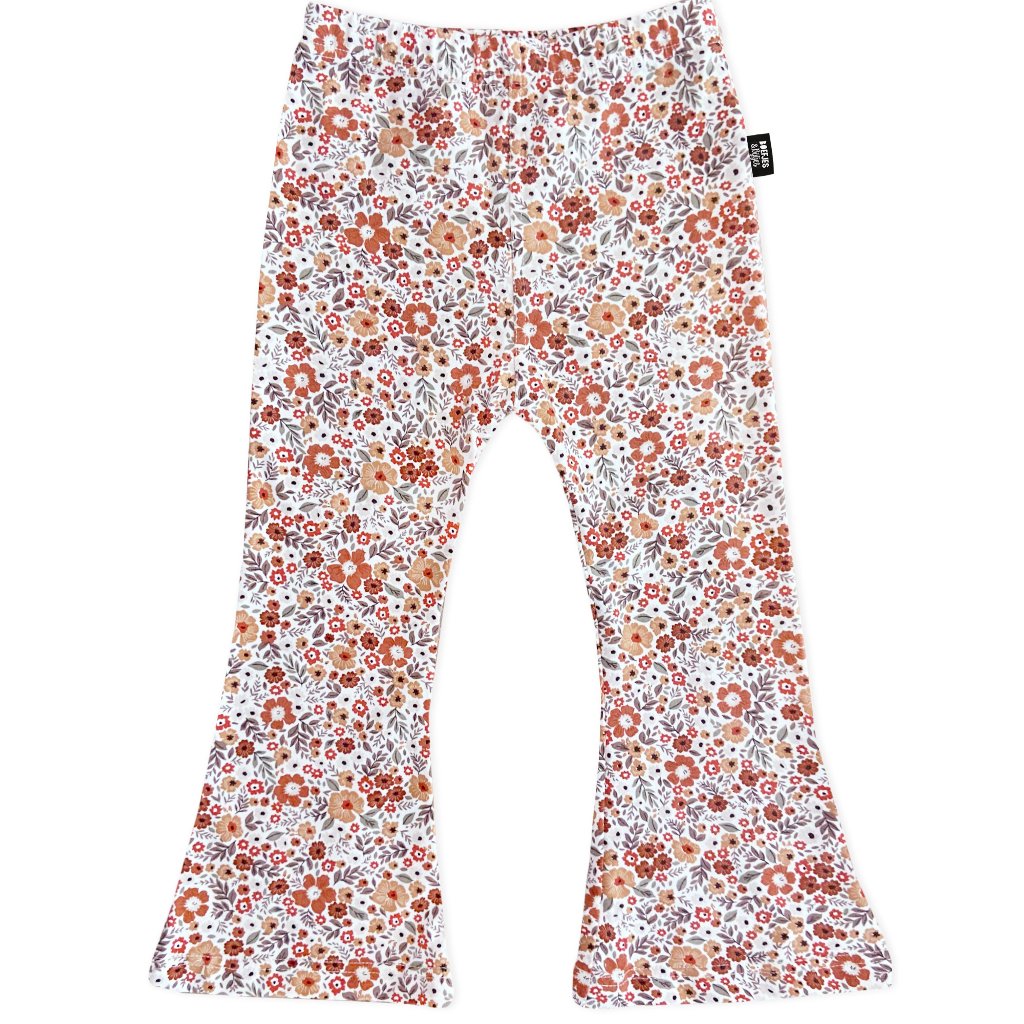 Meisjes broekje met bloemen. Meisjes mode van dit moment. lang flared broekje voor lange benen. Broekje met wijde pijpen. Stretch broekje met bloemen.