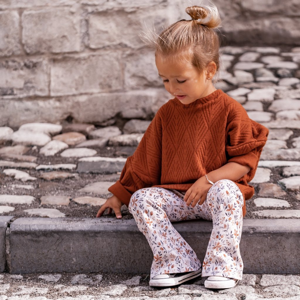 Meisjes broekje met bloemen. Meisjes mode van dit moment. lang flared broekje voor lange benen. Broekje met wijde pijpen. Stretch broekje met bloemen.