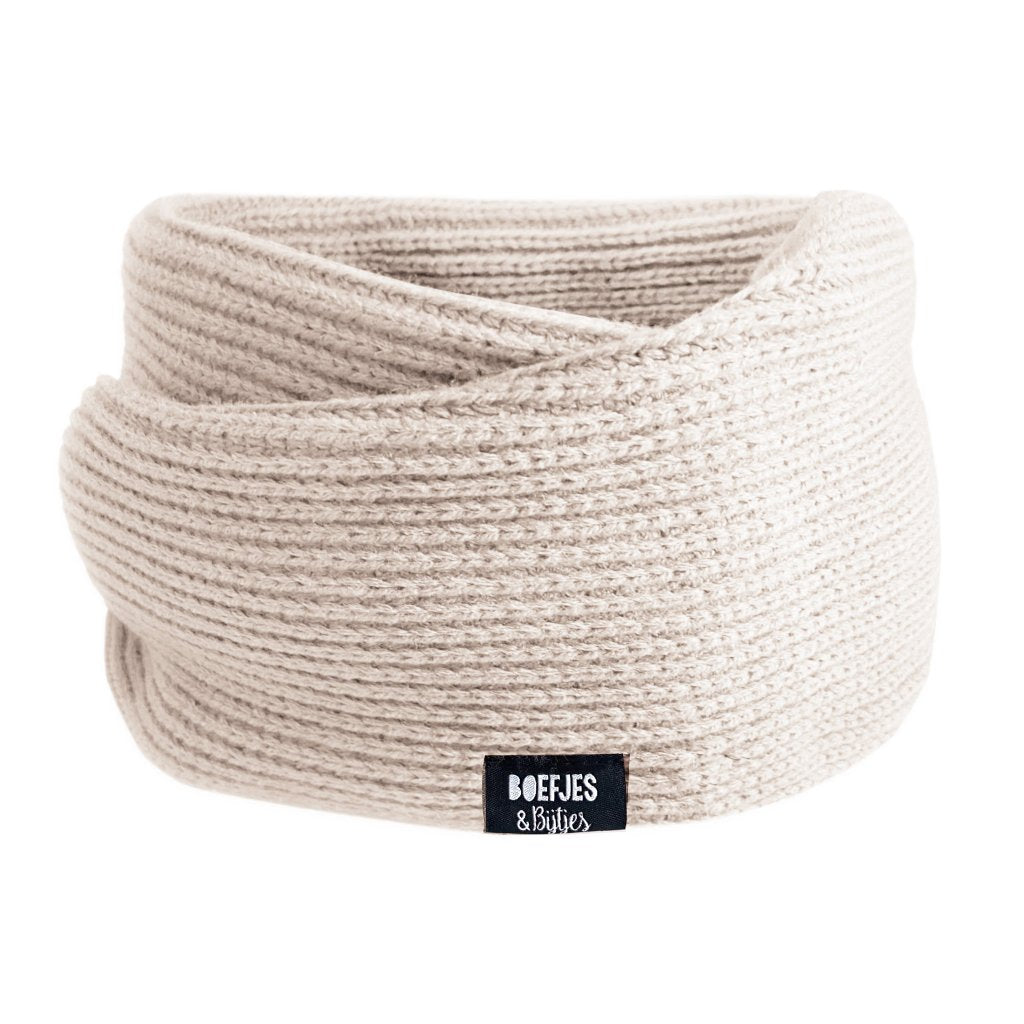 Gebreide colsjaal sjaal kindersjaal naturel zand taupe bruin groen legergroen army. Toffe grote sjaal voor kinderen. Warme colsjaal lifehack knitted knitwear beanie muts winterkleding winteroutfit boefjes en bijtjes