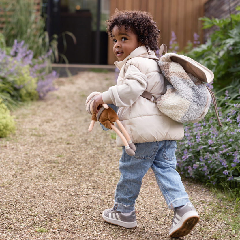 Gepersonaliseerd teddy rugtasje rugzak rugtas rugzakje tas met naam. Bruin Biscuit naturel zandkleurig baby jongen meisje kinderdagverblijf peuterspeelzaal eerste tasje babyspulletjes Jollein Boefjes en Bijtjes kraamcadeau zwangerschap kraamfeest babyborrel ruit geruit ruitjes checks checked