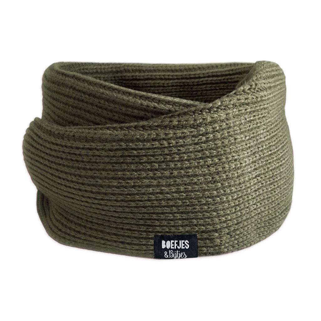 Gebreide colsjaal sjaal kindersjaal naturel zand taupe bruin groen legergroen army. Toffe grote sjaal voor kinderen. Warme colsjaal lifehack knitted knitwear beanie muts winterkleding winteroutfit boefjes en bijtjes