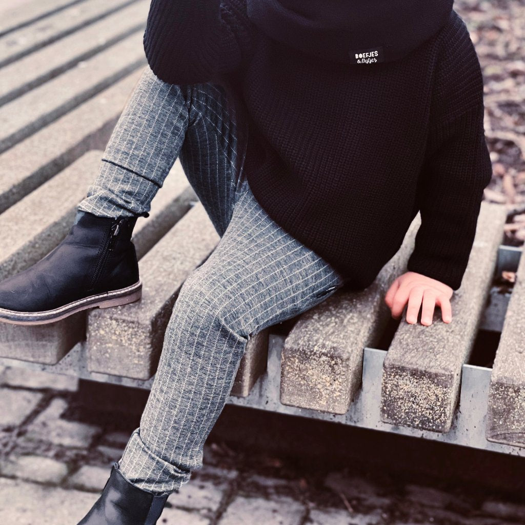 Skinny Chino Krijtstreep Broekje Grijs voor jongens. Strakke fit, stretchy broek gestreept grijskleurige boefjes en bijtjes kerstkleding