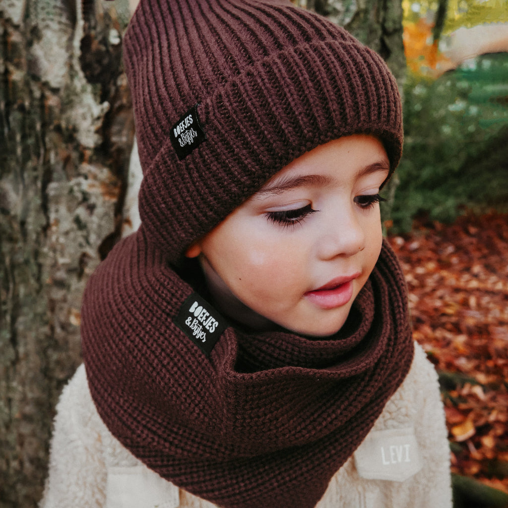 Gebreide colsjaal sjaal kindersjaal naturel zand taupe bruin groen legergroen army. Toffe grote sjaal voor kinderen. Warme colsjaal lifehack knitted knitwear beanie muts winterkleding winteroutfit boefjes en bijtjes