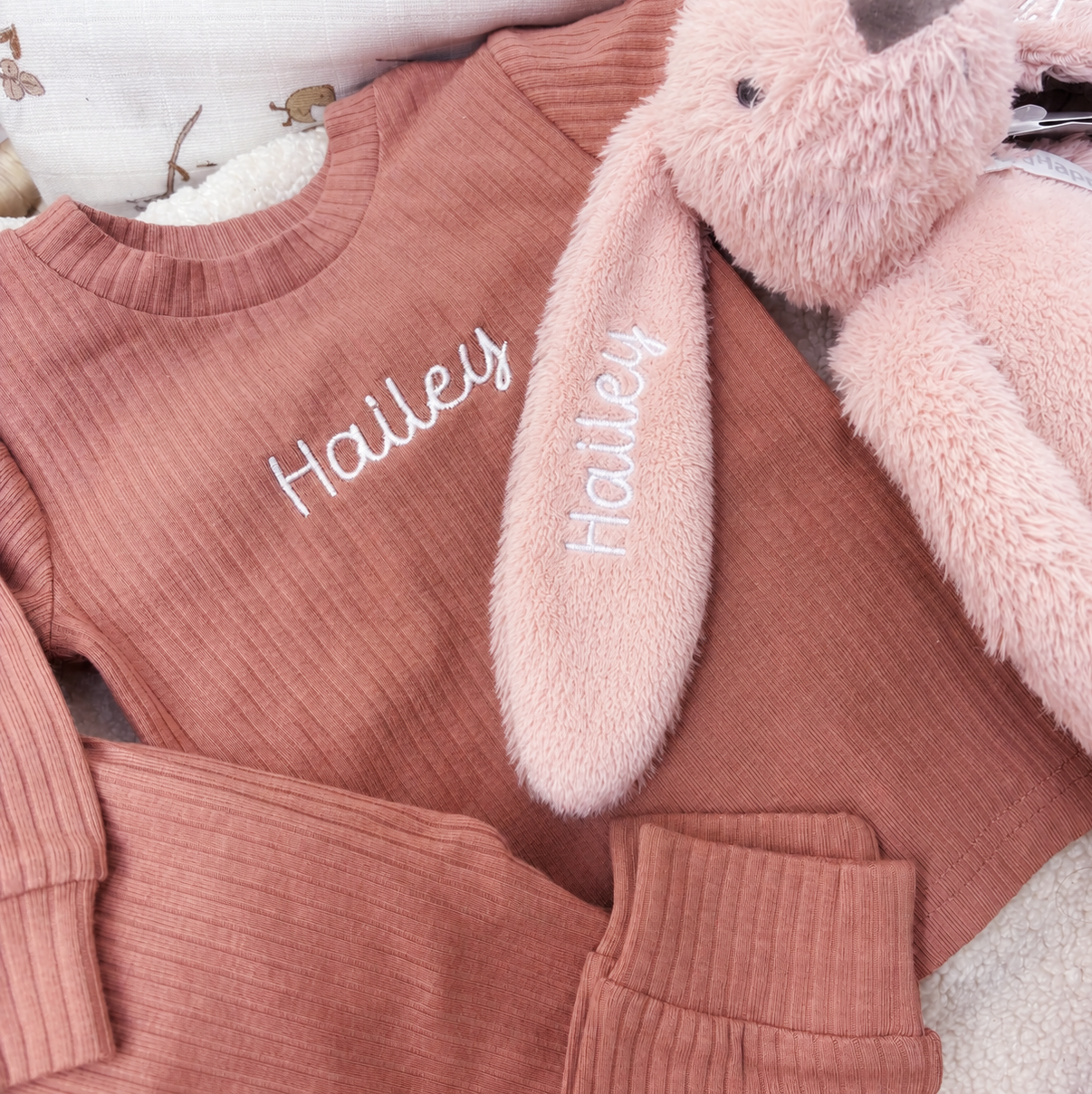 Happy Horse Rabbit Ritchie knuffelkonijn van 38 cm, gepersonaliseerd met naam en geboortedatum op het oor pyjama met naam