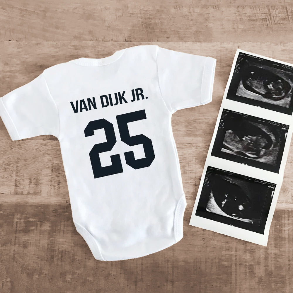 meest geshopte item unieke zwangerschapsaankondiging.
Ook is het ontzettend populair als kraamcadeautje of cadeautje voor de babyshower. Wist jij dat wij ook soortgelijke shirts voor broertjes, zusjes en volwassene verkopen?
Zo kun je Twinnen met Papa, Mama, Zus of Broer (of opa, oma, oom, tante, voogd, bonuspapa)
Cadeautip! De hierboven beschreven 'Twinning items' zijn razend populair als cadeautje; verjaardagscadeau, kraamcadeau