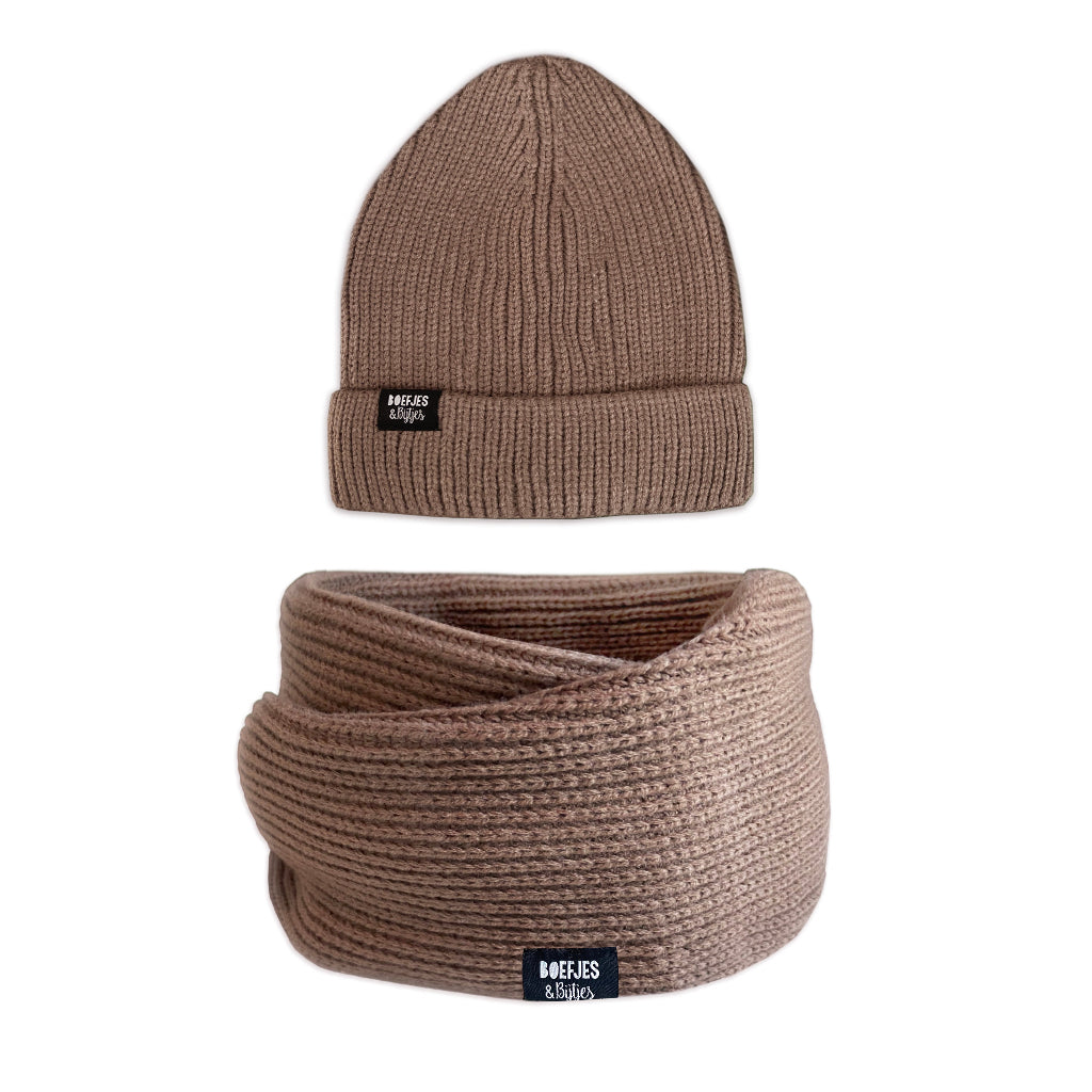 Gebreide colsjaal sjaal kindersjaal naturel zand taupe bruin groen legergroen army. Toffe grote sjaal voor kinderen. Warme colsjaal lifehack knitted knitwear beanie muts winterkleding winteroutfit boefjes en bijtjes
