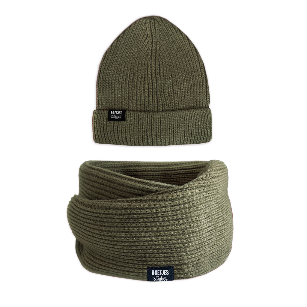 Gebreide colsjaal sjaal kindersjaal naturel zand taupe bruin groen legergroen army. Toffe grote sjaal voor kinderen. Warme colsjaal lifehack knitted knitwear beanie muts winterkleding winteroutfit boefjes en bijtjes