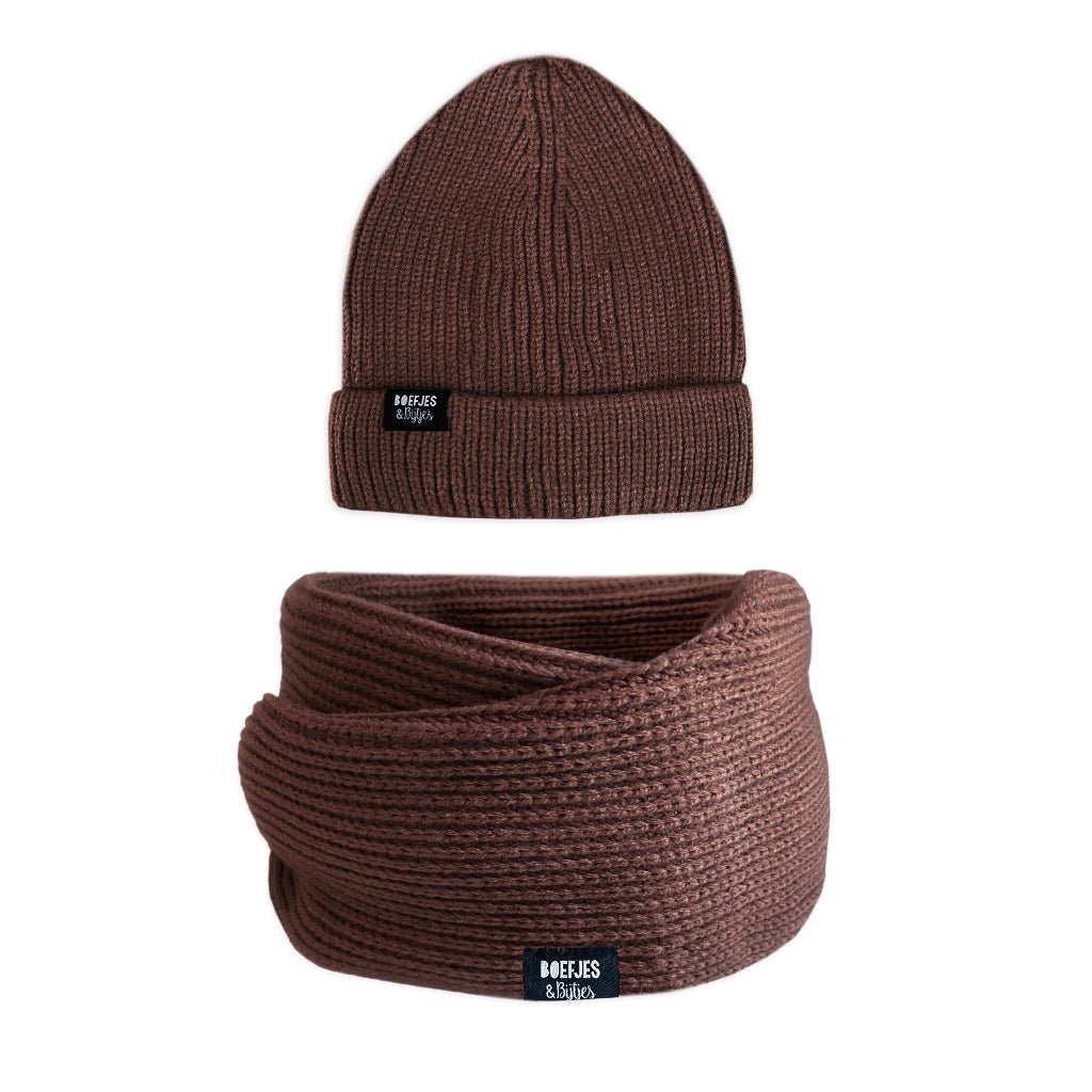 Gebreide colsjaal sjaal kindersjaal naturel zand taupe bruin groen legergroen army. Toffe grote sjaal voor kinderen. Warme colsjaal lifehack knitted knitwear beanie muts winterkleding winteroutfit boefjes en bijtjes