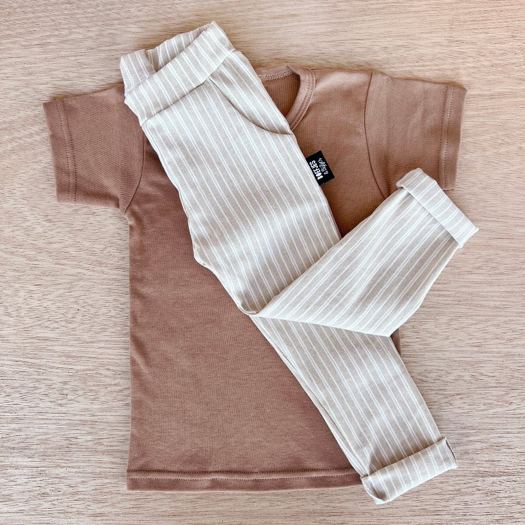 Skinny Chino Krijtstreep Broekje Zand voor jongens. Strakke fit, stretchy broek gestreept zandkleur beige boefjes en bijtjes