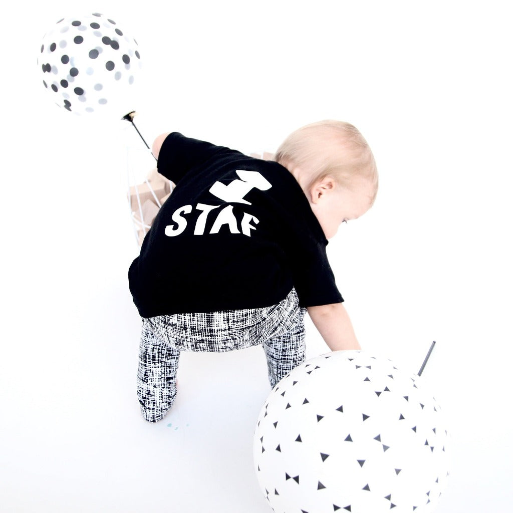 Verjaardag shirtje met eigen naam en leeftijd. Gepersonaliseerd kindershirtje hieperdepiep hoera