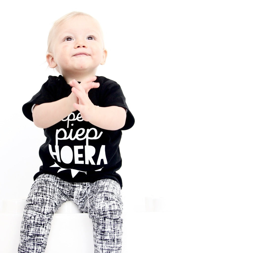 Verjaardag shirtje met eigen naam en leeftijd. Gepersonaliseerd kindershirtje hieperdepiep hoera