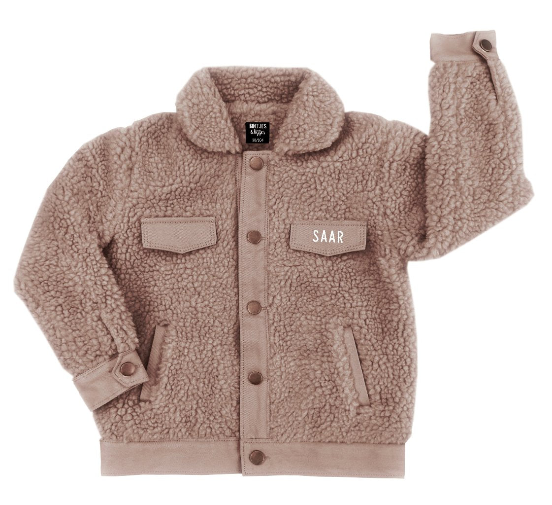 Teddy jasje bruin beige zand naturel voor jongens voor meisjes teddystof winterjas zomerjas tussenjasje gepersonaliseerd met naam geborduurde jas met naam geborduurd boefjes en bijtjes jongensjas meisjesjas winterkleding zomerkleding babyjasje peuterjasje kinderjas