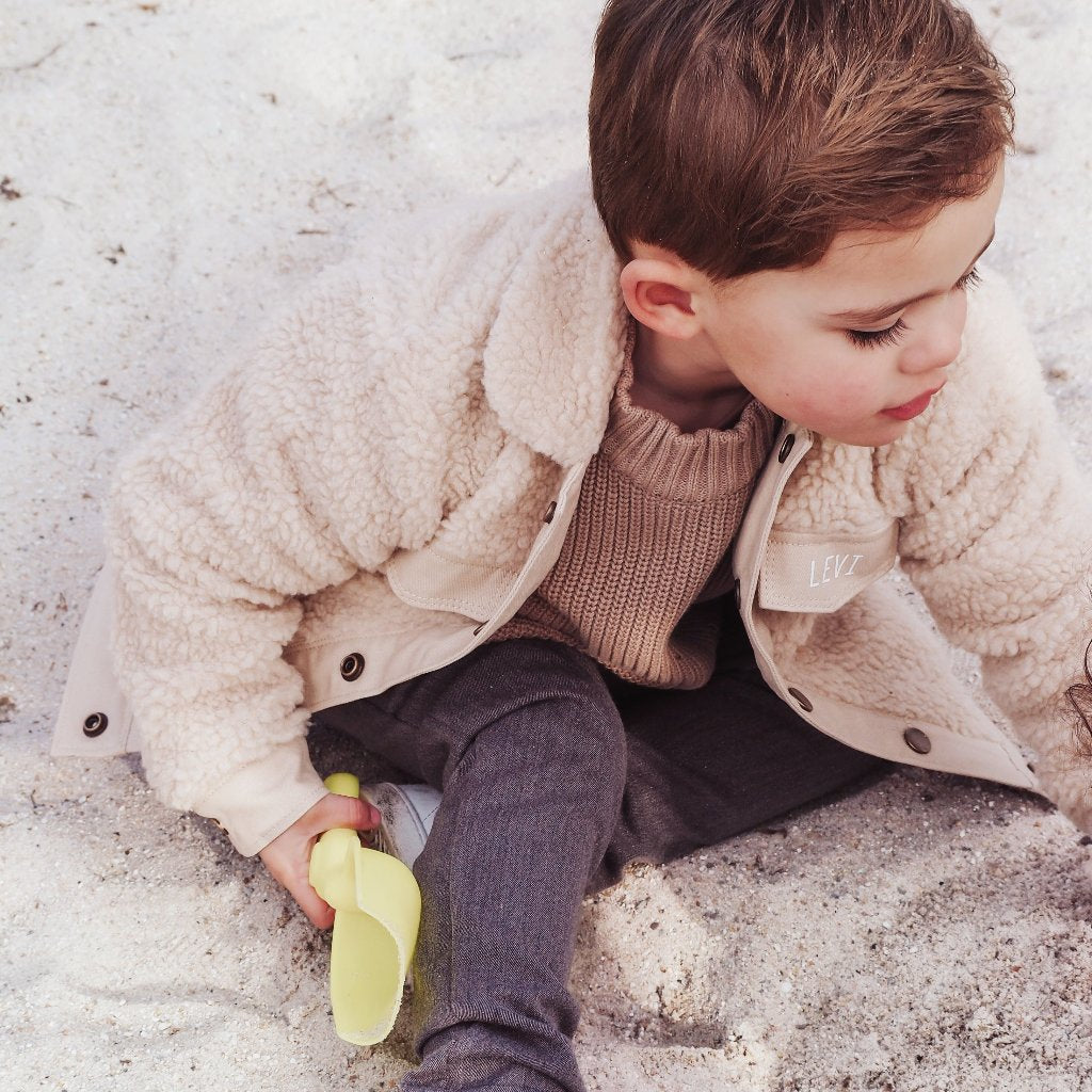 Teddy jasje bruin beige zand naturel voor jongens voor meisjes teddystof winterjas zomerjas tussenjasje gepersonaliseerd met naam geborduurde jas met naam geborduurd boefjes en bijtjes jongensjas meisjesjas winterkleding zomerkleding babyjasje peuterjasje kinderjas