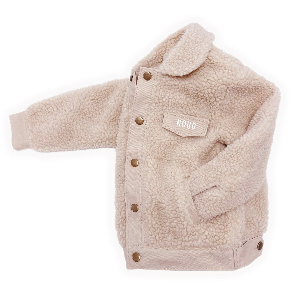 Teddy jasje bruin beige zand naturel voor jongens voor meisjes teddystof winterjas zomerjas tussenjasje gepersonaliseerd met naam geborduurde jas met naam geborduurd boefjes en bijtjes jongensjas meisjesjas winterkleding zomerkleding babyjasje peuterjasje kinderjas