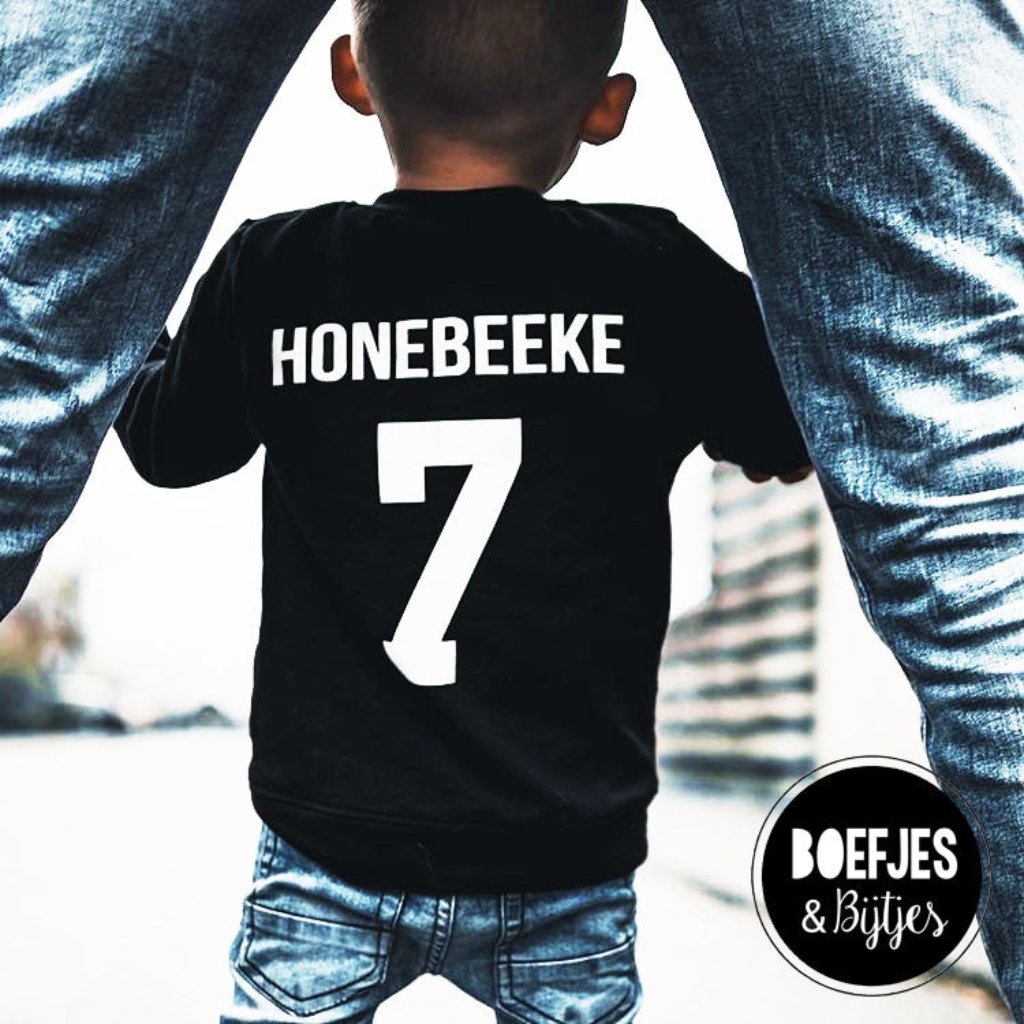 Gepersonaliseerde shirt met eigen naam en rugnummer!
Twinnen met Papa of Mama
(of opa, oma, oom, tante, voogd, bonuspapa)
Cadeautip, verjaardagscadeau, kraamcadeau, vaderdag cadeau, moederdag cadeau, kerstcadeau of sinterklaascadeau