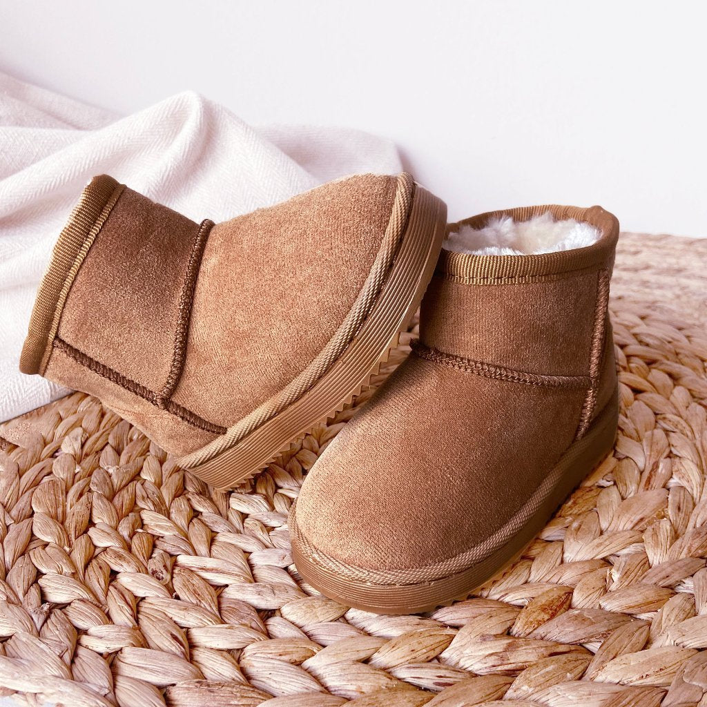 Uggs look a like boots laarsjes winter kind jongen meisje baby Chestnust zand. Gevoerde laarzen. Imitatiebont faux fur suede winterschoenen baby kind peuter kleuter kind laarzen laarsjes boots musthave