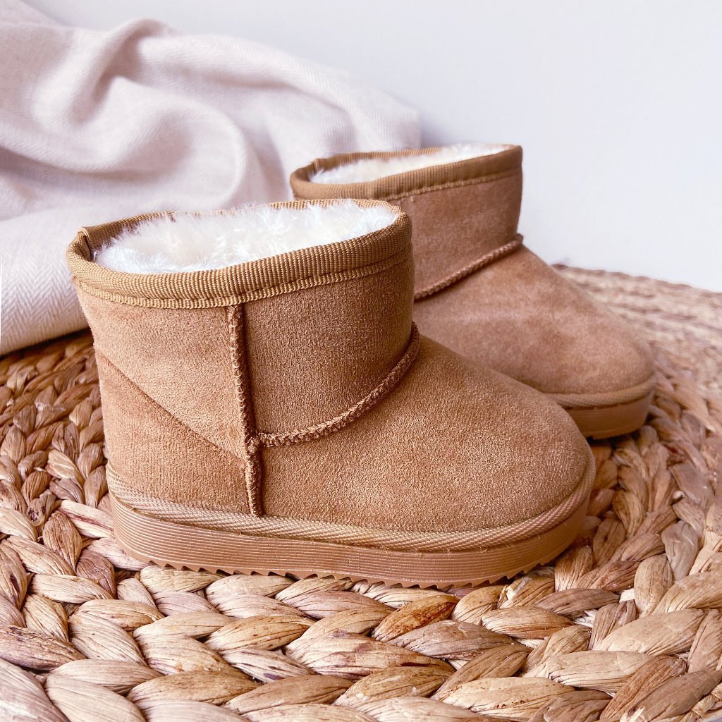 Uggs look a like boots laarsjes winter kind jongen meisje baby Chestnust zand. Gevoerde laarzen. Imitatiebont faux fur suede winterschoenen baby kind peuter kleuter kind laarzen laarsjes boots musthave