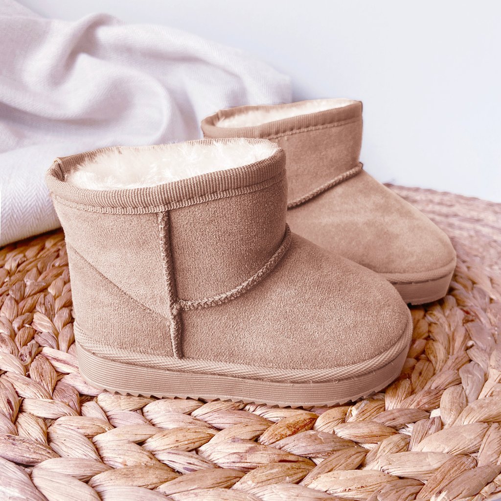 Uggs look a like boots laarsjes winter kind jongen meisje baby Chestnust zand. Gevoerde laarzen. Imitatiebont faux fur suede winterschoenen baby kind peuter kleuter kind laarzen laarsjes boots musthave