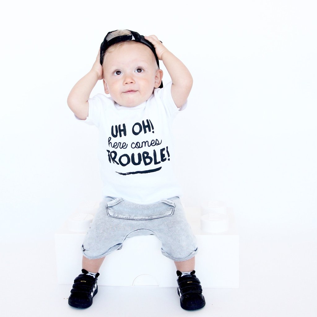 Uh oh! Here comes trouble! Unieke kinderkleding, uniek cadeautje kraamcadeau zwangerschapsaankondiging zwanger boefjes en bijtjes