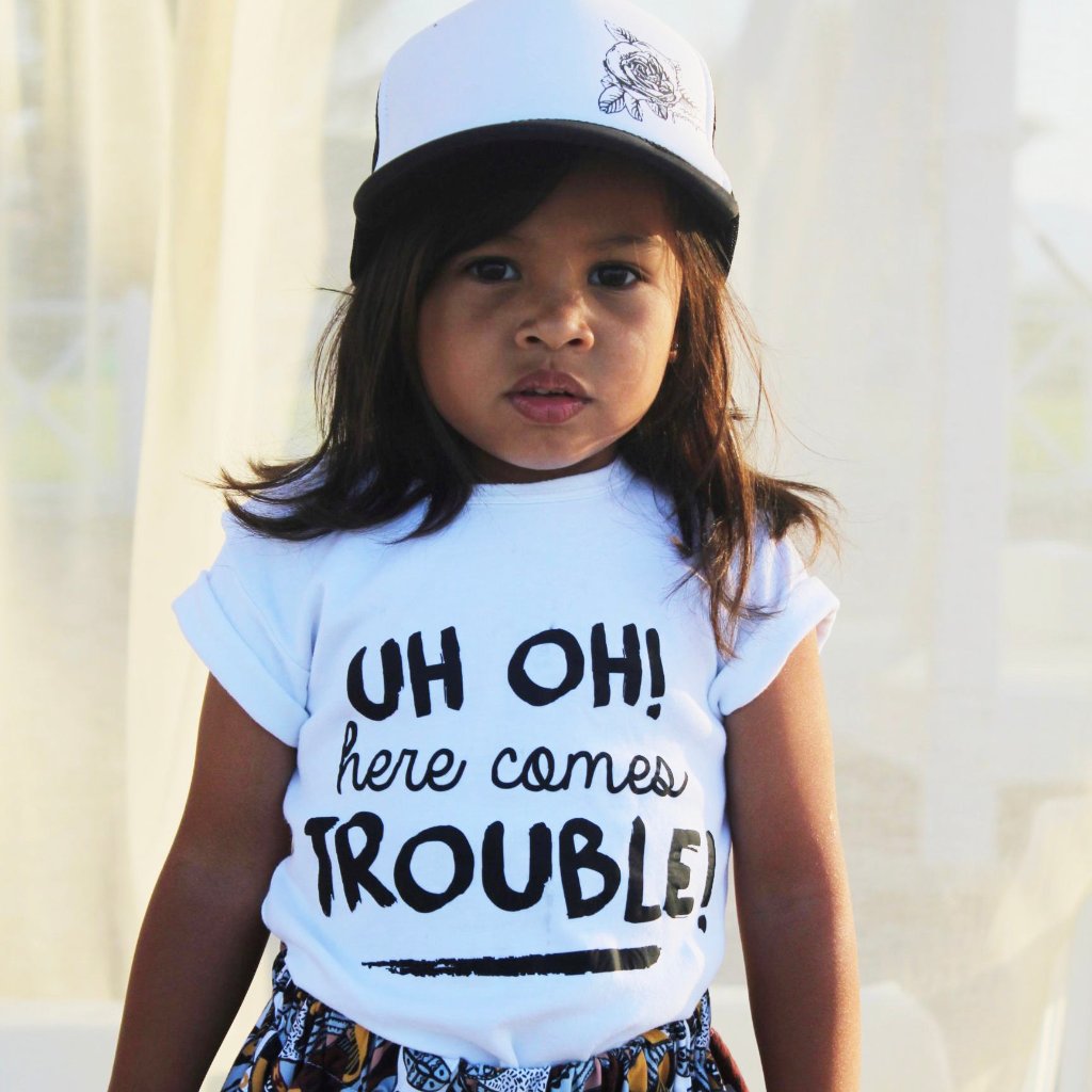 Uh oh! Here comes trouble! Unieke kinderkleding, uniek cadeautje kraamcadeau zwangerschapsaankondiging zwanger boefjes en bijtjes