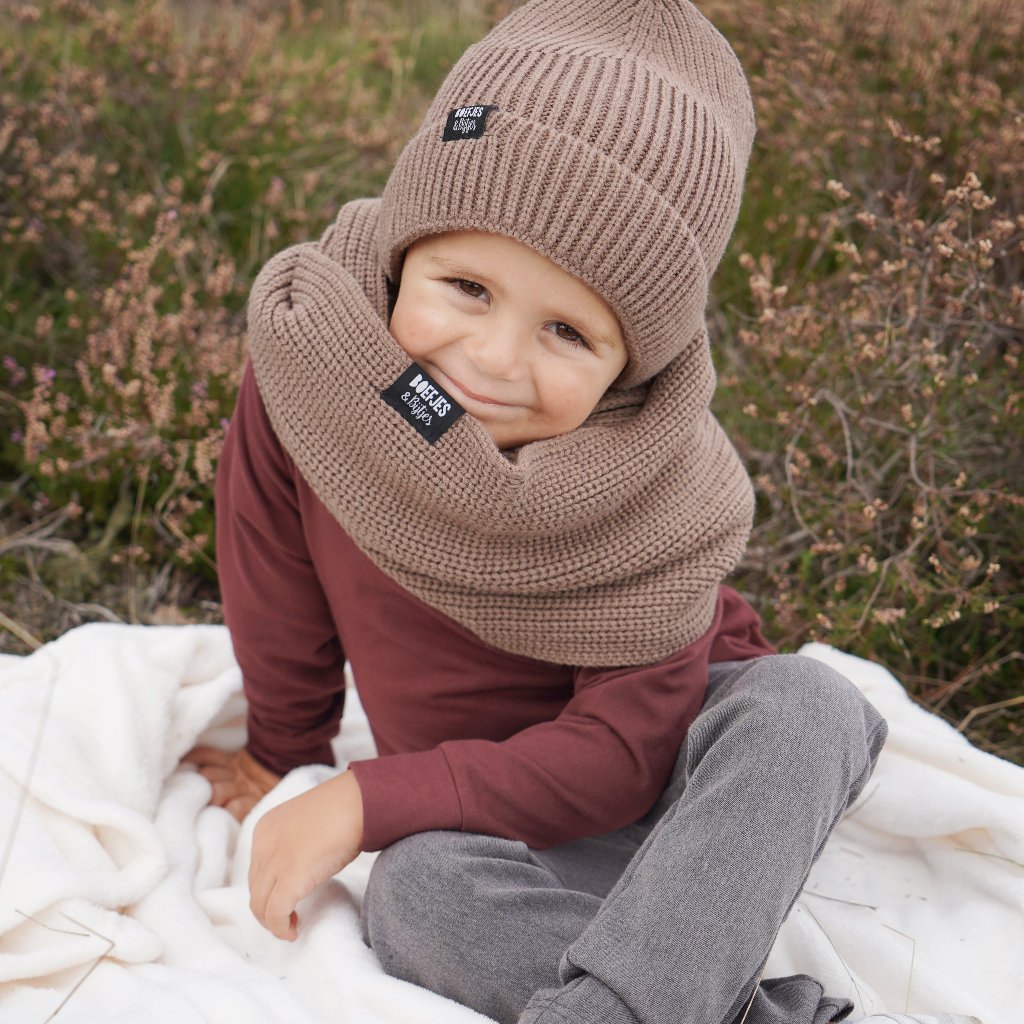 Gebreide colsjaal sjaal kindersjaal naturel zand taupe bruin groen legergroen army. Toffe grote sjaal voor kinderen. Warme colsjaal lifehack knitted knitwear beanie muts winterkleding winteroutfit boefjes en bijtjes