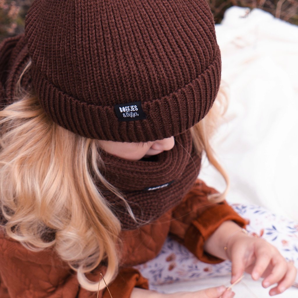 Gebreide colsjaal sjaal kindersjaal naturel zand taupe bruin groen legergroen army. Toffe grote sjaal voor kinderen. Warme colsjaal lifehack knitted knitwear beanie muts winterkleding winteroutfit boefjes en bijtjes