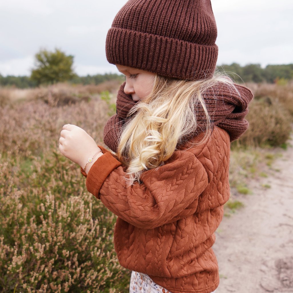 Gebreide colsjaal sjaal kindersjaal naturel zand taupe bruin groen legergroen army. Toffe grote sjaal voor kinderen. Warme colsjaal lifehack knitted knitwear beanie muts winterkleding winteroutfit boefjes en bijtjes