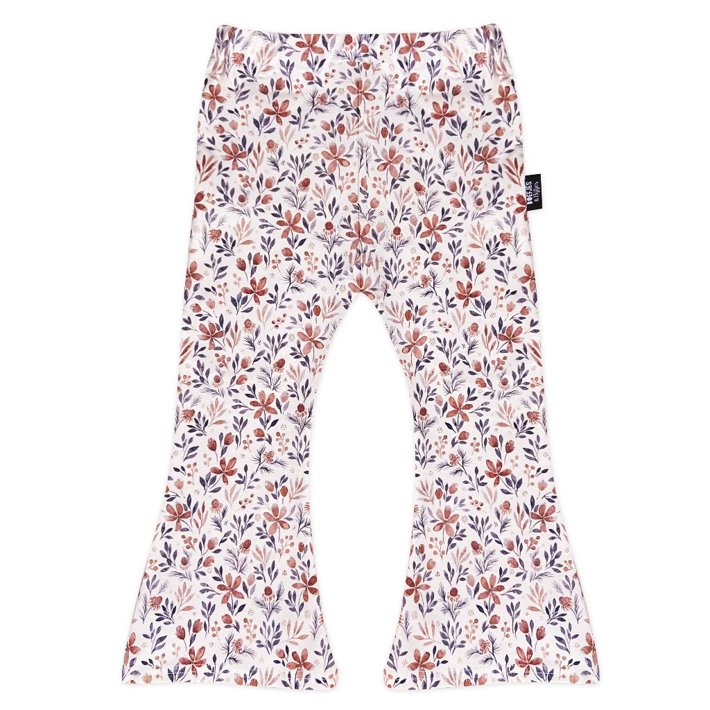 Meisjes broekje met bloemen. Meisjes mode van dit moment. lang flared broekje voor lange benen. Broekje met wijde pijpen. Stretch broekje met bloemen.