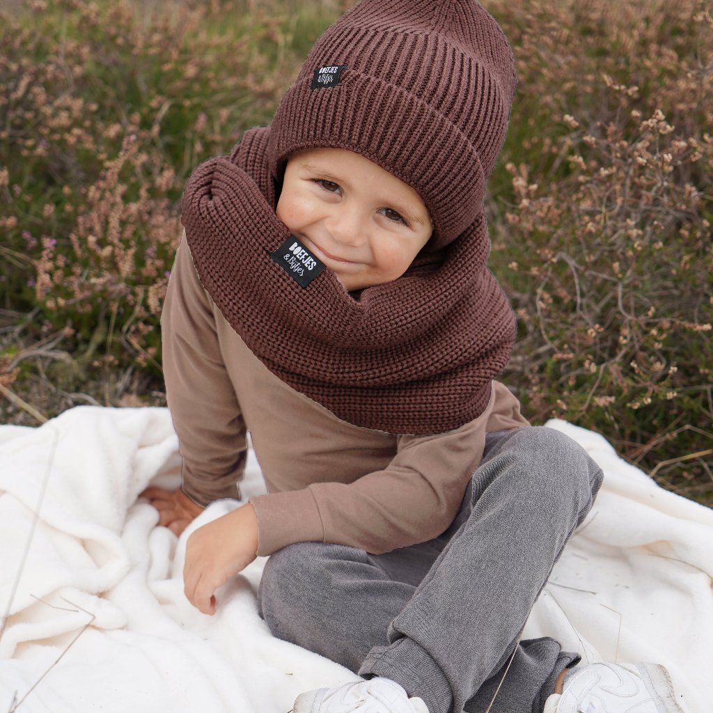 Gebreide colsjaal sjaal kindersjaal naturel zand taupe bruin groen legergroen army. Toffe grote sjaal voor kinderen. Warme colsjaal lifehack knitted knitwear beanie muts winterkleding winteroutfit boefjes en bijtjes
