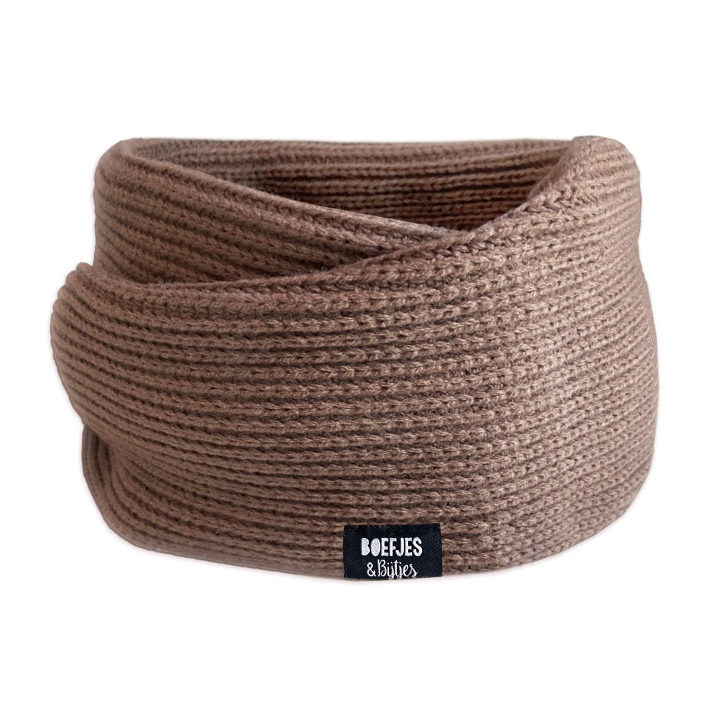 Gebreide colsjaal sjaal kindersjaal naturel zand taupe bruin groen legergroen army. Toffe grote sjaal voor kinderen. Warme colsjaal lifehack knitted knitwear beanie muts winterkleding winteroutfit boefjes en bijtjes