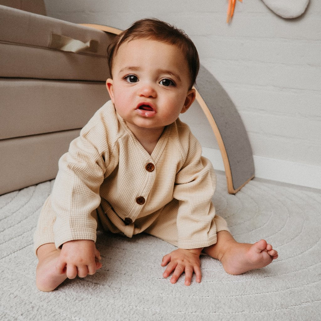 Hoe tof is dit boxpakje met wafel stof en prachtige walnoot knoopjes!
Dit pakje is mooi afgewerkt en is soepel en zacht voor de huid van je baby.
Super leuk om te geven als kraamcadeau of verjaardagscadeau.
Dit boxpakje is ieder seizoen te dragen, ideaal!