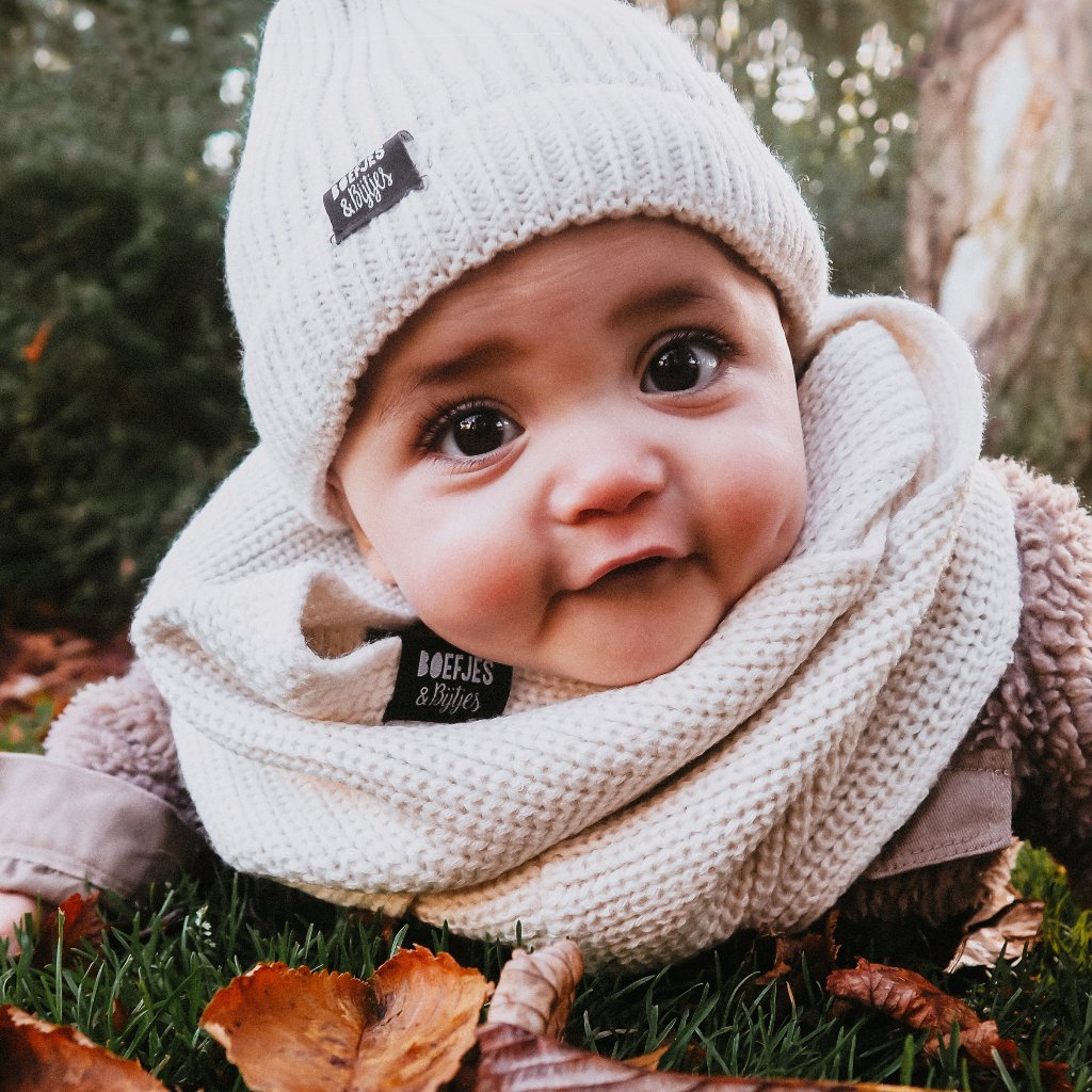 Gebreide muts beanie sjaal kindersjaal kindermuts naturel zand taupe bruin groen legergroen army. Toffe grote muts voor kinderen. Warme colsjaal lifehack knitted knitwear beanie muts winterkleding winteroutfit boefjes en bijtjes