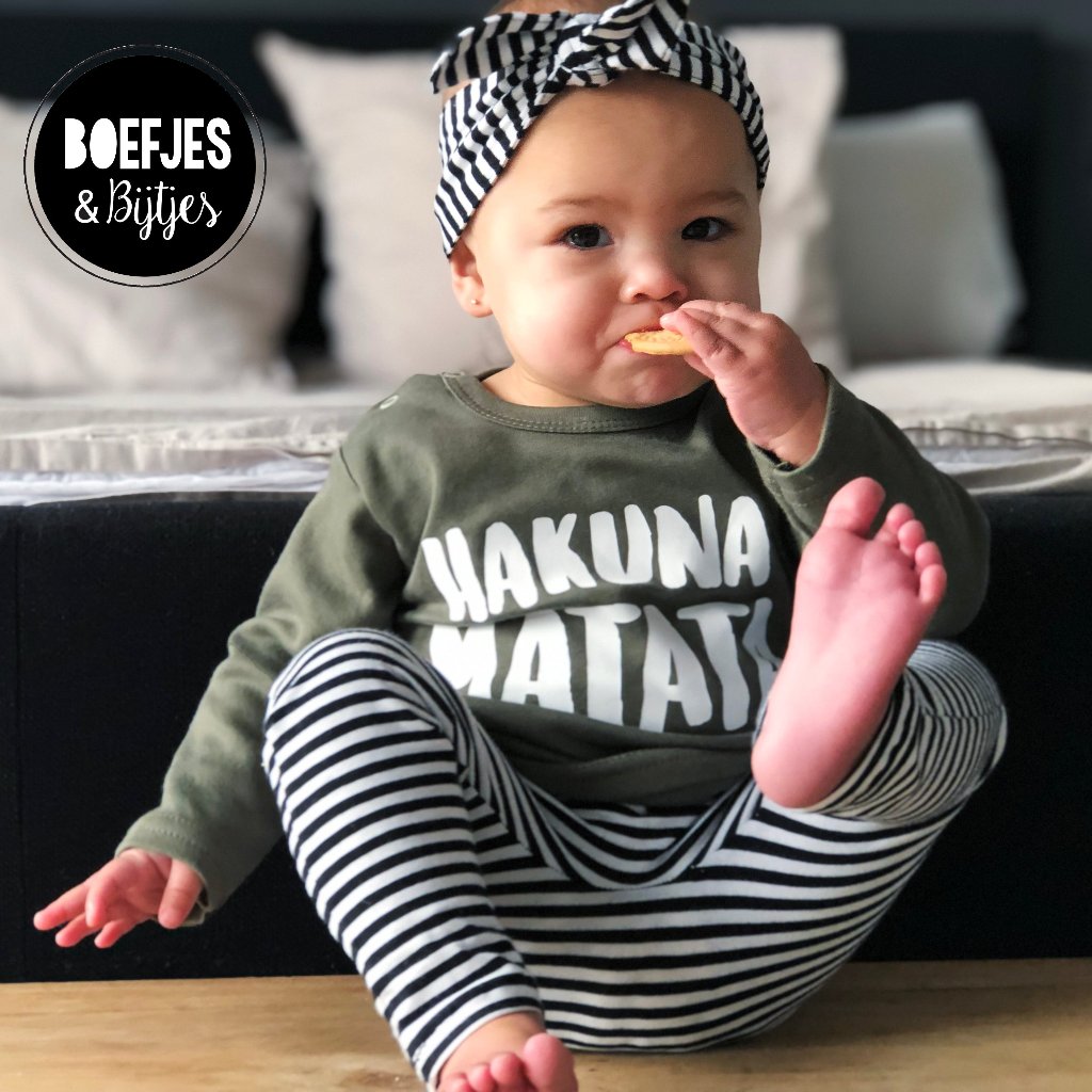 Hakuna Matata shirtje! Hoe tof is dit!
In Swahili betekend dit 'Geen zorgen', 'No Worries'.
En natuurlijk is de uitspraak Hakuna Matata bekend van de Lion King.
Een echte Boefjes en Bijtjes Original.