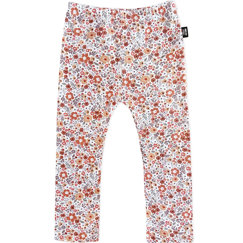 Meisjes broekje met bloemen. Meisjes mode van dit moment. lang flared broekje voor lange benen. Broekje met wijde pijpen. Stretch broekje met bloemen.