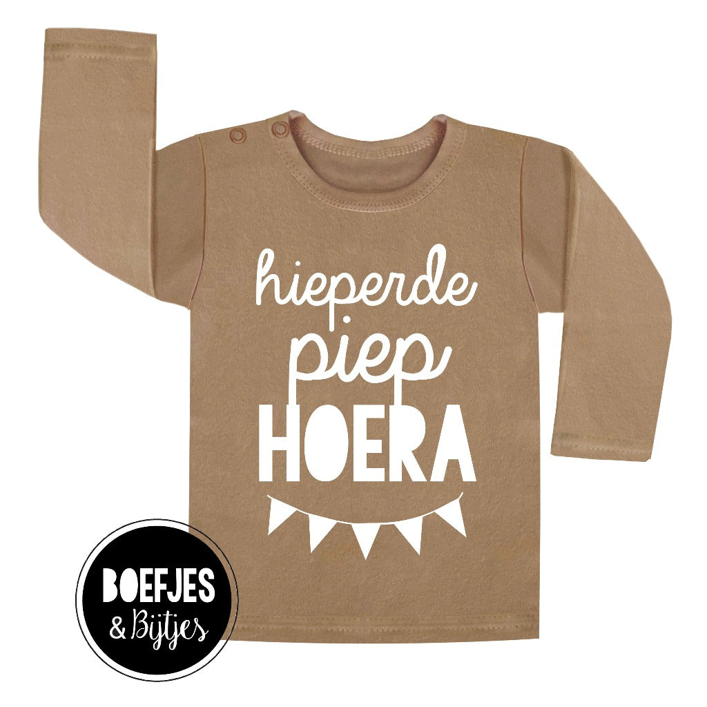 Verjaardag shirtje met eigen naam en leeftijd. Gepersonaliseerd kindershirtje hieperdepiep hoera