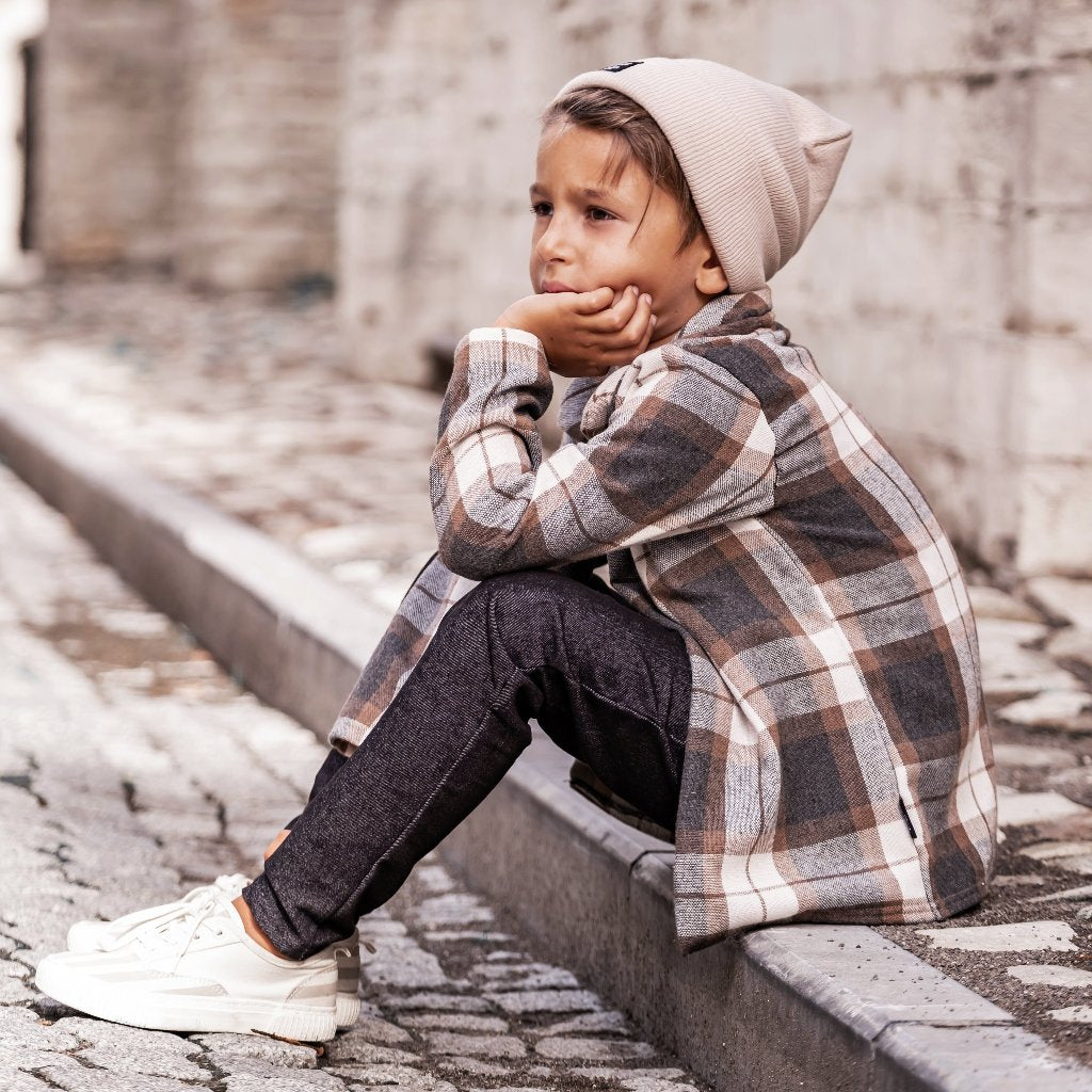 Geruit kindervest met rever. Net jasje grijze ruit. Lang vest zachte geruite stof. Jasje voor verjaardag of ander feestje. babyjasje met grijze ruit. Vest voor peuter of kind en voor jongens. stoer jongensvest zand bruin ruit