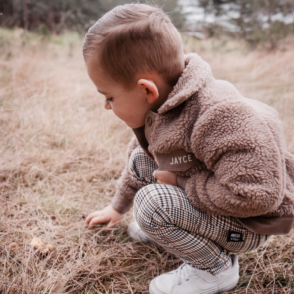 Teddy jasje bruin beige zand naturel voor jongens voor meisjes teddystof winterjas zomerjas tussenjasje gepersonaliseerd met naam geborduurde jas met naam geborduurd boefjes en bijtjes jongensjas meisjesjas winterkleding zomerkleding babyjasje peuterjasje kinderjas 