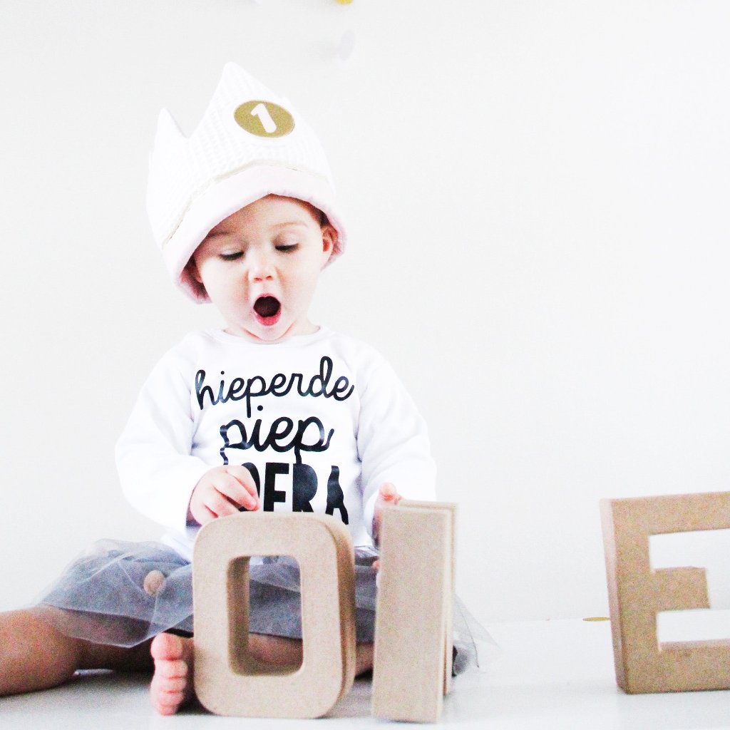 Verjaardag shirtje met eigen naam en leeftijd. Gepersonaliseerd kindershirtje hieperdepiep hoera
