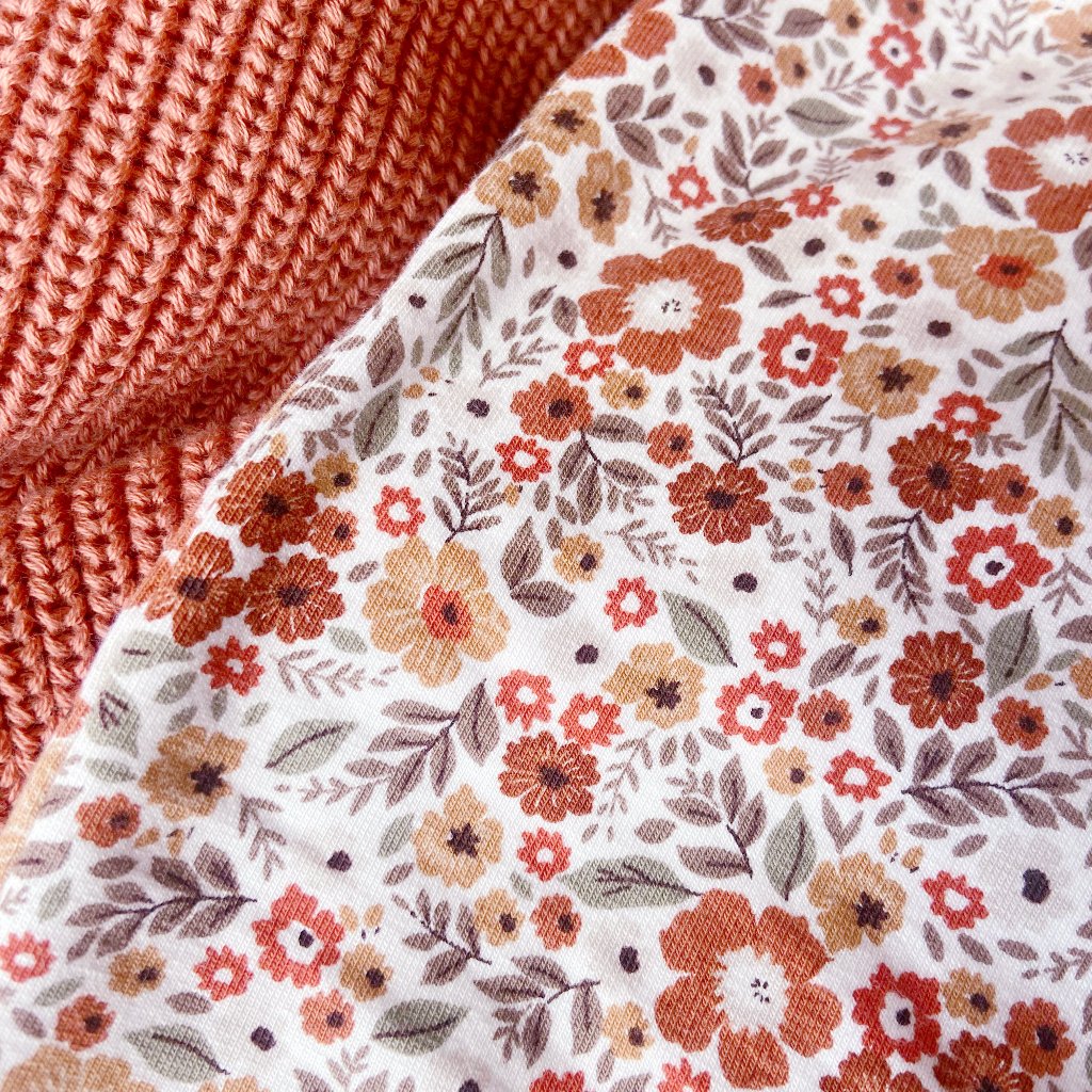 Meisjes broekje met bloemen. Meisjes mode van dit moment. lang flared broekje voor lange benen. Broekje met wijde pijpen. Stretch broekje met bloemen.
